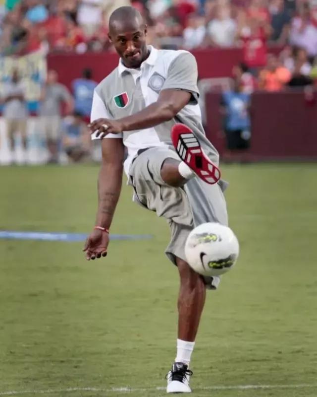 因大力手抛球闻名英超! 德拉普父亲：对手宁愿给角球也不给界外球（英超大力界外球成名！德拉普父亲：对手宁可给角球也不给界外球）