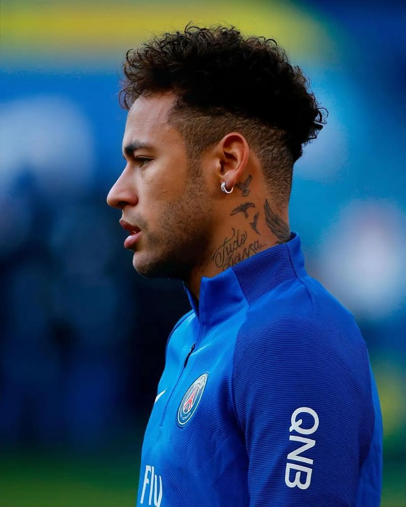 泽林斯基：我的进球有些幸运，这场地根本没法踢球，腿都痛了（泽林斯基：进球有点运气，这场地太差根本踢不了，腿都疼）