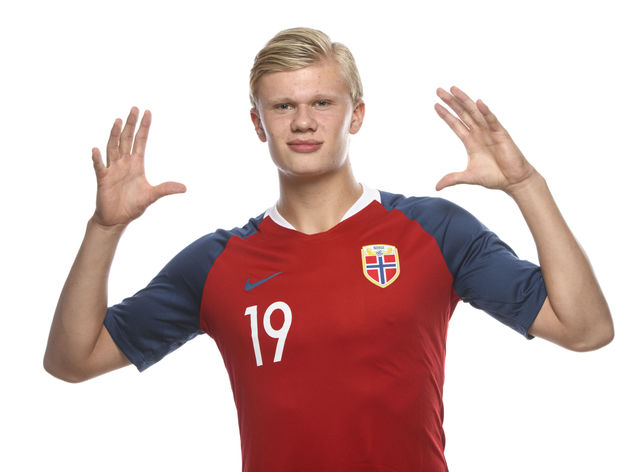 詹姆斯关键时刻连拿10分创赛季新高，头戴皇冠引球迷欢呼模仿