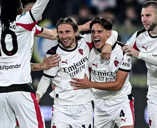 这什么越位线？防线问题or中场问题，弗里克为何矜持自负？（越位线离谱？病灶在后防还是中场，弗里克为何矜持又自负）