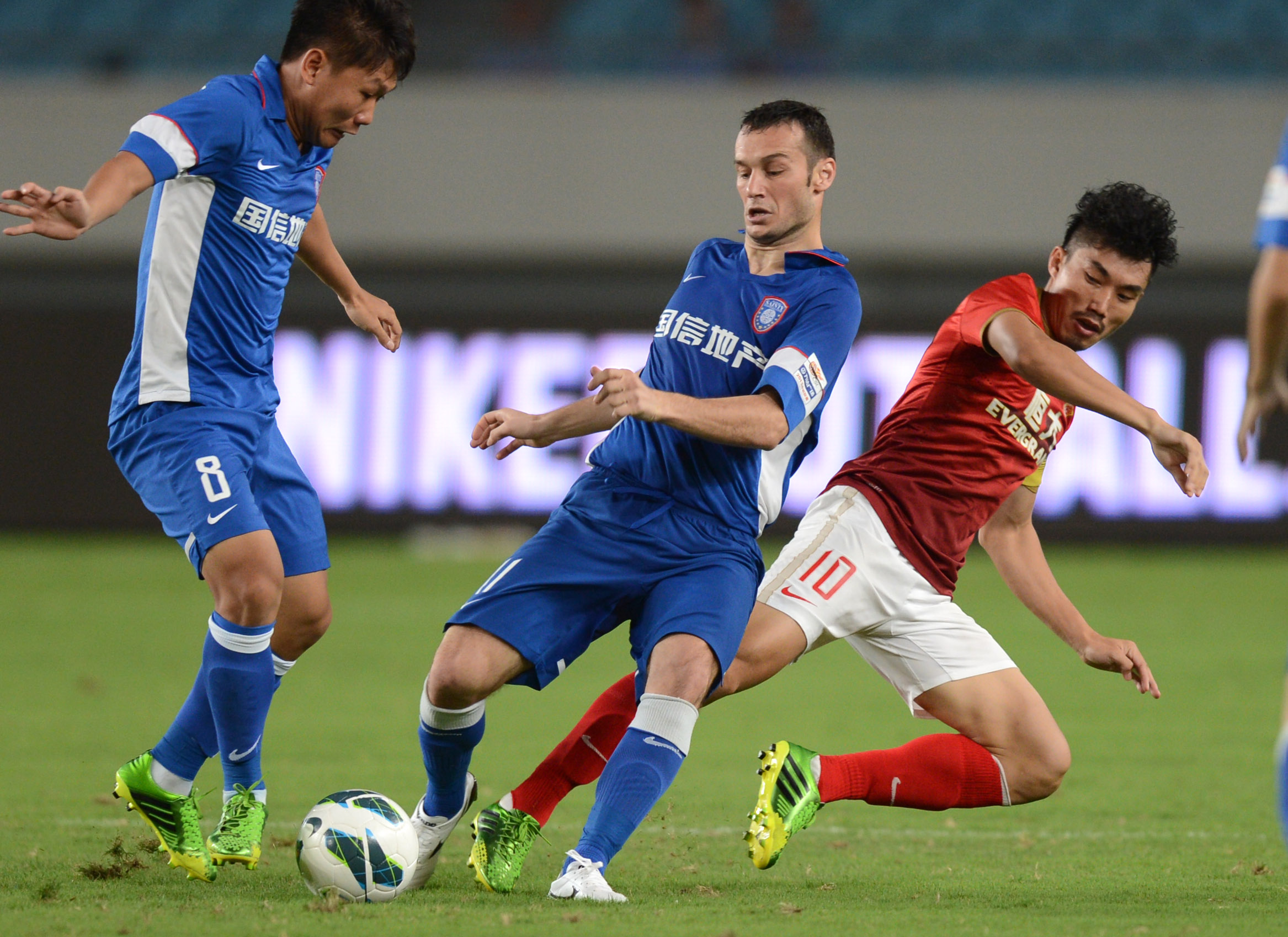 上海海港足球俱乐部举行2025赛季出征仪式（上海海港足球俱乐部举办2025赛季启航仪式）