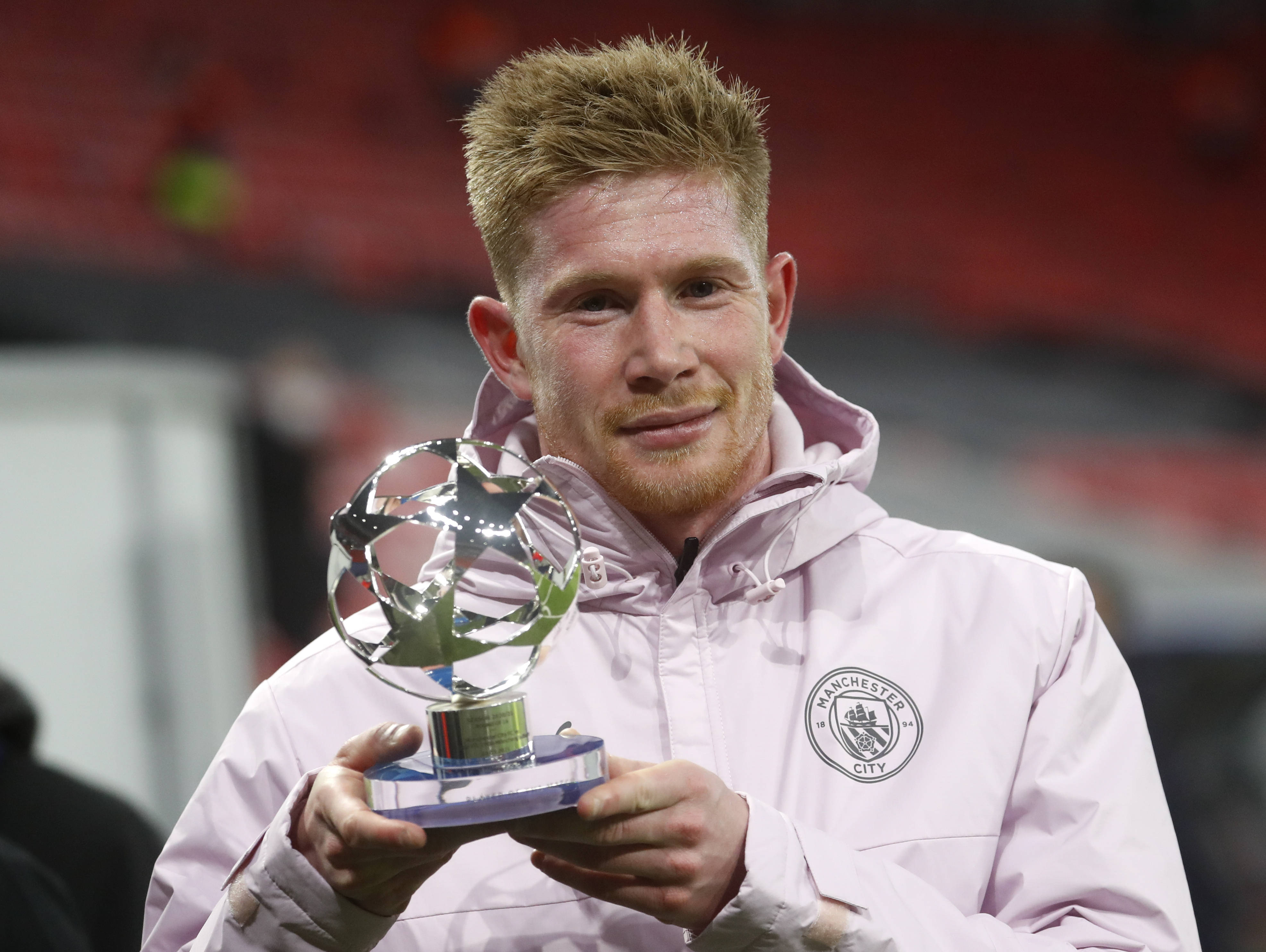 随队夺意超杯冠军！霍伊伦社媒晒捧杯照：何为明智之举（随队加冕意超杯！霍伊伦晒冠军捧杯照：这才是明智之举）