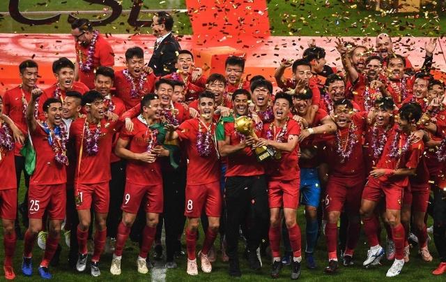 足球欧冠16强对阵出炉，多场焦点战提前上演（欧冠16强对阵揭晓，多场重磅对决提前上演）