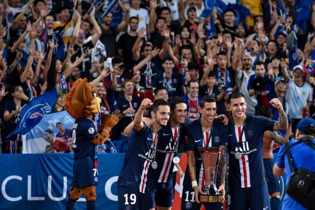 葡萄牙中场米德当选U17世界杯MVP，哈维为他颁奖