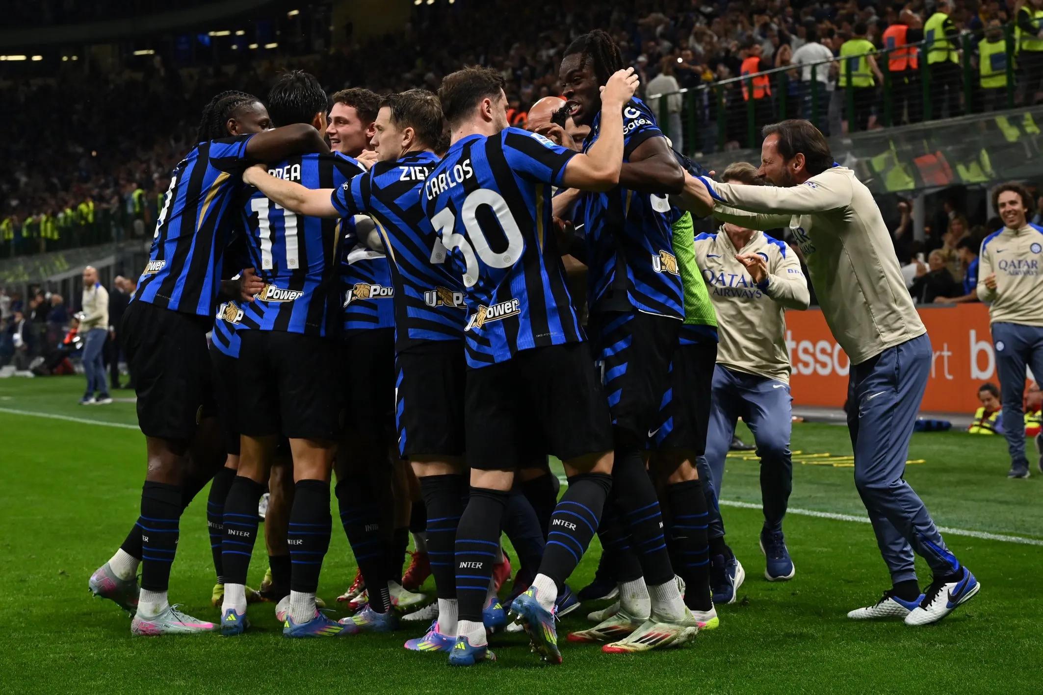 球员赛后把球衣送给癌症小球迷